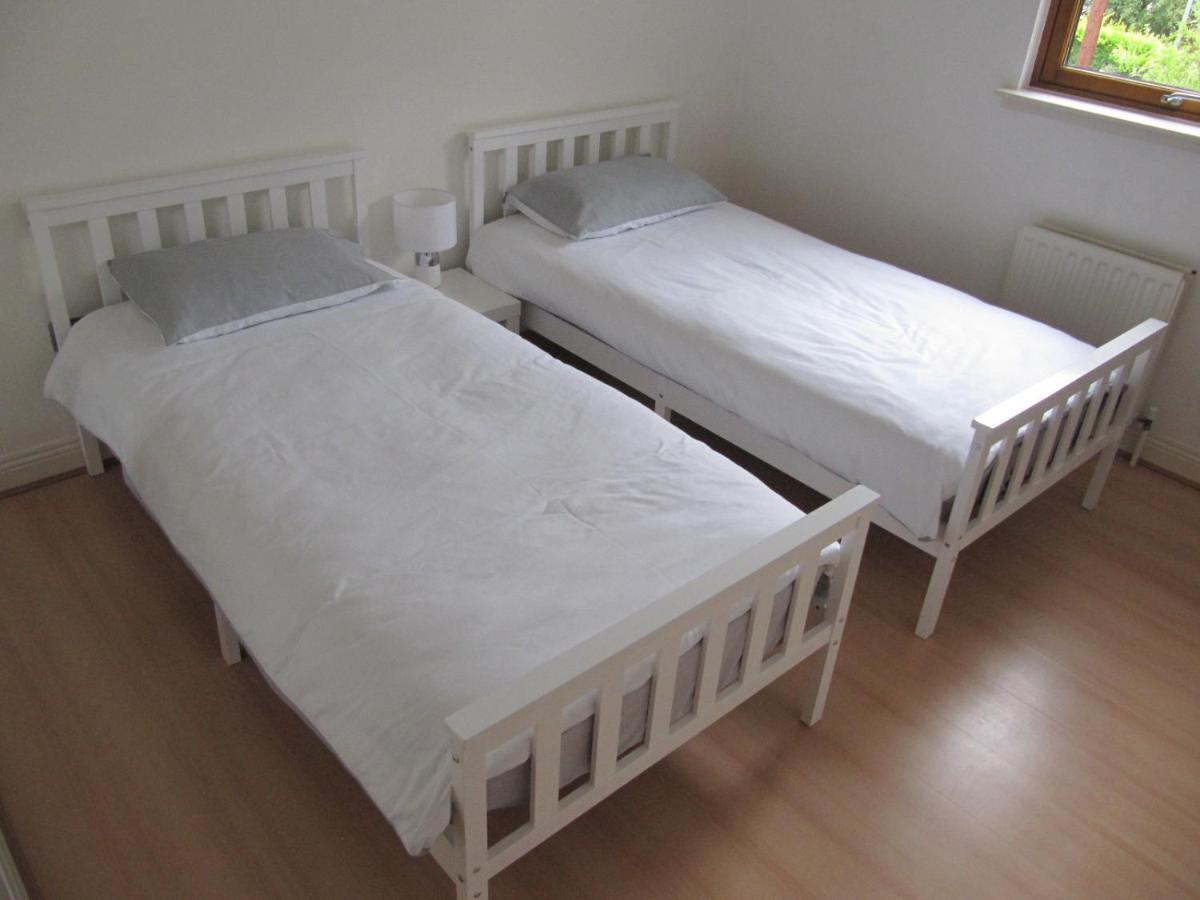 Cozy Off Road 2 Bedroom Cottage Apartment With Free Wi-Fi And Private Parking Glasgow Bagian luar foto